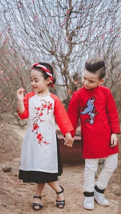 赤いアオザイを着た子供2人